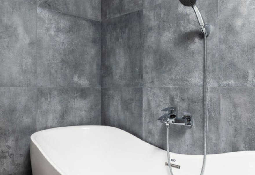 Fertig saniertes, modernes Badezimmer mit freistehender Wanne
