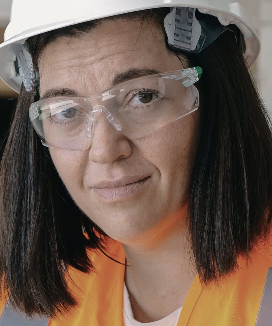 Mitarbeiterin der Angela Johannes GmbH bei der Arbeit auf der Baustelle